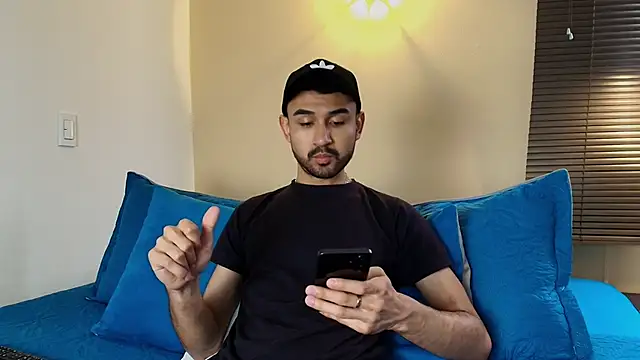 Snapshot of Axel_Moon_S chatting on 10-14-25, 06:52 Axel Moon S online show from 10-14-25, 06:52