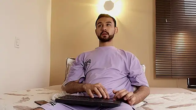 Snapshot of Axel_Moon_S chatting on 11-07-25, 08:42 Axel Moon S online show from 11-07-25, 08:42