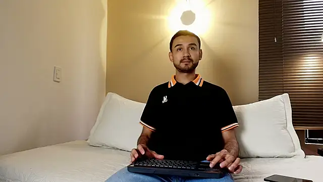 Snapshot of Axel_Moon_S chatting on 11-25-25, 07:47 Axel Moon S online show from 11-25-25, 07:47