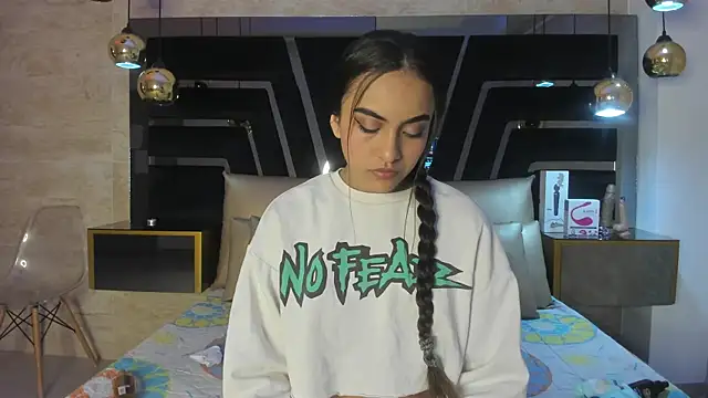 Snapshot of Leslie_Bussh_ chatting on 10-29-25, 08:10 Leslie Bussh online show from 10-29-25, 08:10