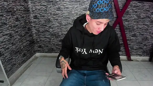 Snapshot of weesley_boy chatting on 10-08-25, 11:35 weesley boy online show from 10-08-25, 11:35