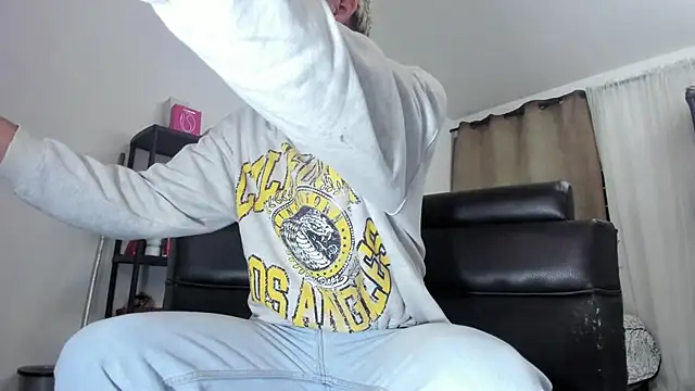 Snapshot of weesley_boy chatting on 11-06-25, 12:33 weesley boy online show from 11-06-25, 12:33