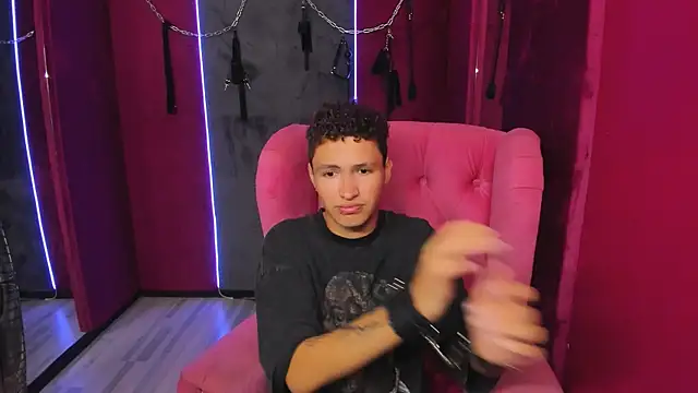 Snapshot of JonnyDarka chatting on 10-04-25, 10:46 JonnyDarka online show from 10-04-25, 10:46