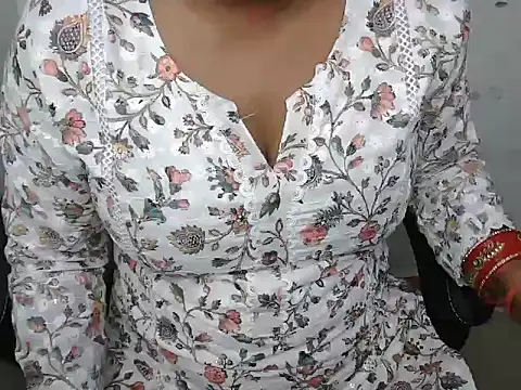 Snapshot of bold_naina chatting on 10-07-25, 04:53 bold naina online show from 10-07-25, 04:53