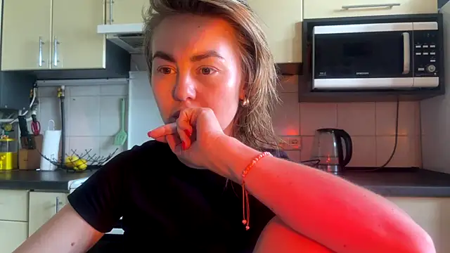Snapshot of MartaLuna_ chatting on 06-13-26, 09:40 MartaLuna online show from 06-13-26, 09:40