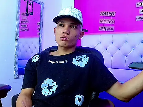 Snapshot of EL_VENEZOLANO_22CM chatting on 10-11-25, 04:44 EL VENEZOLANO 22CM online show from 10-11-25, 04:44