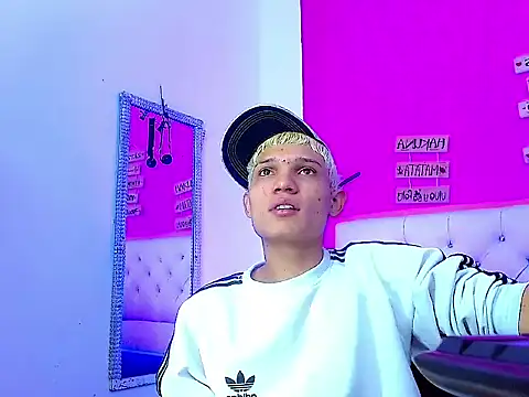 Snapshot of EL_VENEZOLANO_22CM chatting on 10-18-25, 04:37 EL VENEZOLANO 22CM online show from 10-18-25, 04:37