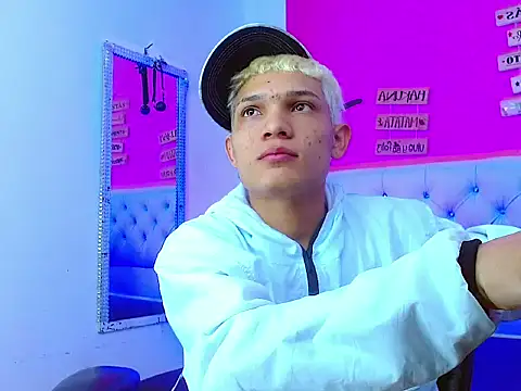 Snapshot of EL_VENEZOLANO_22CM chatting on 10-21-25, 04:13 EL VENEZOLANO 22CM online show from 10-21-25, 04:13