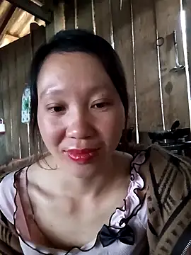 Snapshot of bonnie-00 chatting on 12-18-25, 01:00 bonnie-00 online show from 12-18-25, 01:00