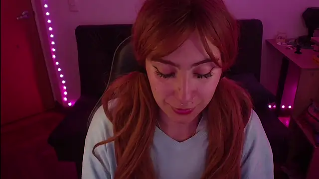 Snapshot of Miacatsito3 chatting on 10-23-25, 04:34 Miacatsito3 online show from 10-23-25, 04:34