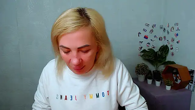 EmmaCat  online show from 12-16-25, 05:23