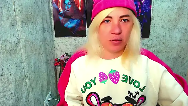 EmmaCat  online show from 03-25-26, 05:24