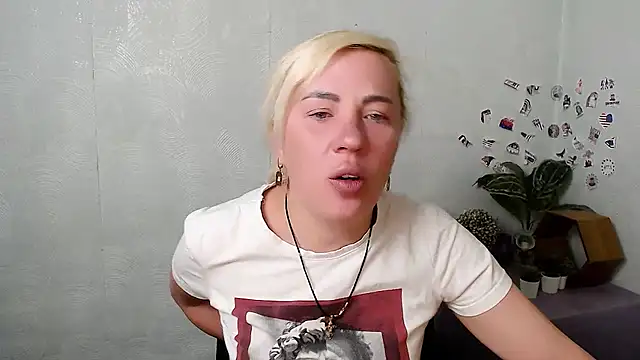 Snapshot of EmmaCat_ chatting on 05-07-26, 04:07 EmmaCat online show from 05-07-26, 04:07