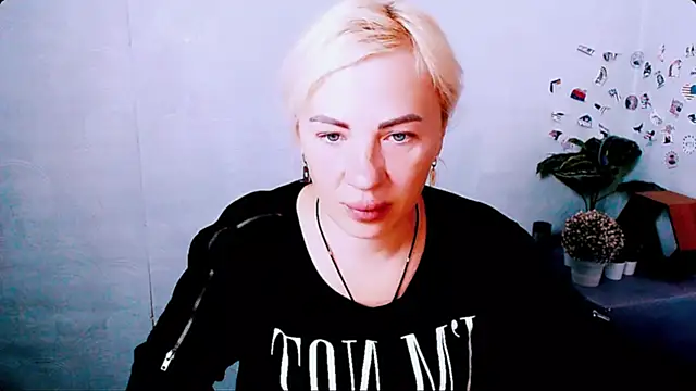 Snapshot of EmmaCat_ chatting on 06-01-26, 04:14 EmmaCat online show from 06-01-26, 04:14
