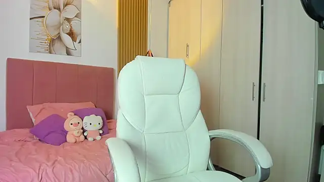 Snapshot of KoraRousee chatting on 09-15-25, 01:00 KoraRousee online show from 09-15-25, 01:00