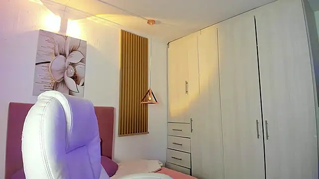 Snapshot of KoraRousee chatting on 10-16-25, 01:12 KoraRousee online show from 10-16-25, 01:12