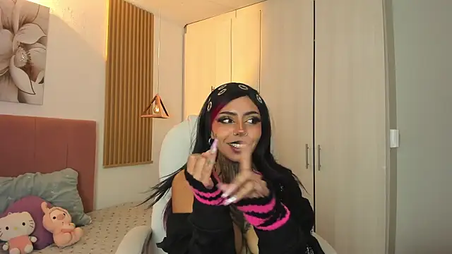 Snapshot of KoraRousee chatting on 10-28-25, 01:47 KoraRousee online show from 10-28-25, 01:47