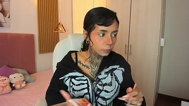 Snapshot of KoraRousee chatting on 11-03-25, 01:23 KoraRousee online show from 11-03-25, 01:23