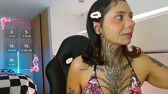 Snapshot of KoraRousee chatting on 12-18-25, 02:45 KoraRousee online show from 12-18-25, 02:45