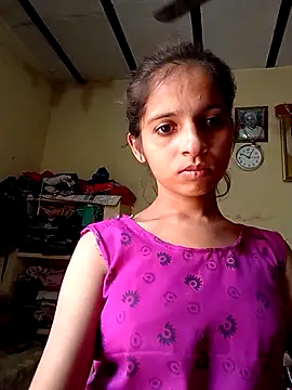 Snapshot of Saloni-Gupta chatting on 10-17-25, 04:37 Saloni-Gupta online show from 10-17-25, 04:37