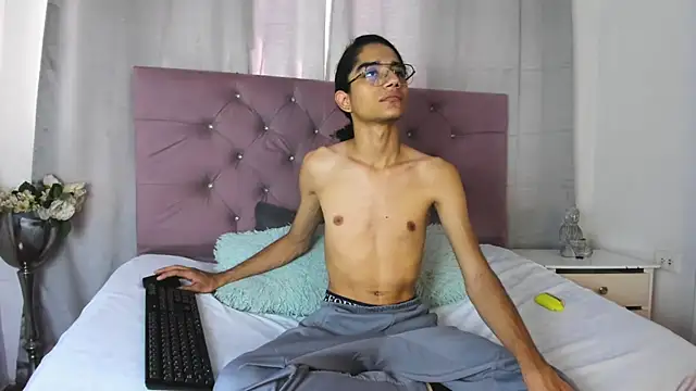 Snapshot of EthanBlackwoodd chatting on 10-16-25, 07:59 EthanBlackwoodd online show from 10-16-25, 07:59