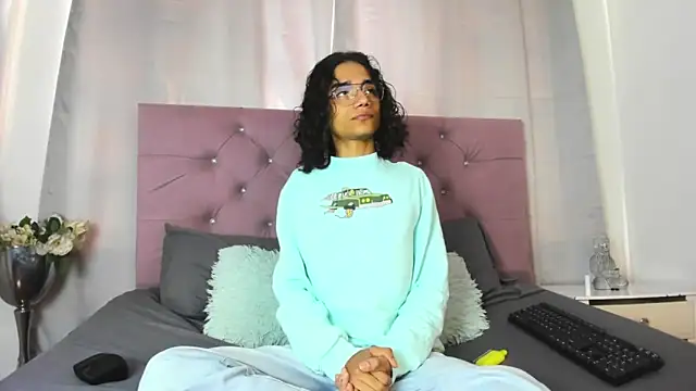 Snapshot of EthanBlackwoodd chatting on 10-17-25, 07:49 EthanBlackwoodd online show from 10-17-25, 07:49