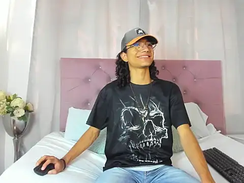 Snapshot of EthanBlackwoodd chatting on 10-23-25, 08:07 EthanBlackwoodd online show from 10-23-25, 08:07