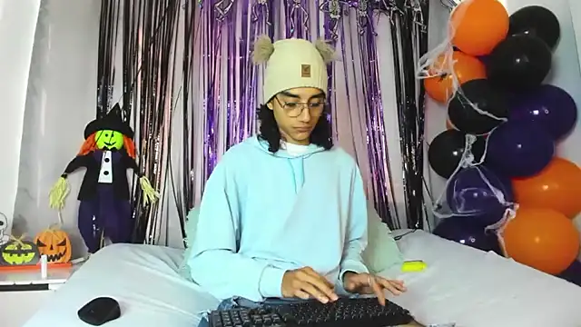 Snapshot of EthanBlackwoodd chatting on 10-28-25, 07:38 EthanBlackwoodd online show from 10-28-25, 07:38