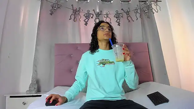 Snapshot of EthanBlackwoodd chatting on 11-09-25, 07:56 EthanBlackwoodd online show from 11-09-25, 07:56