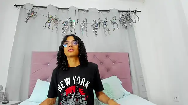 Snapshot of EthanBlackwoodd chatting on 11-23-25, 09:03 EthanBlackwoodd online show from 11-23-25, 09:03