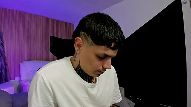 Snapshot of Declan-Fox chatting on 09-25-25, 03:32 Declan-Fox online show from 09-25-25, 03:32