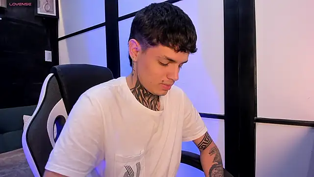 Snapshot of Declan-Fox chatting on 10-04-25, 01:20 Declan-Fox online show from 10-04-25, 01:20