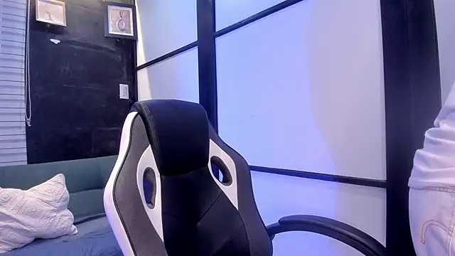 Snapshot of Declan-Fox chatting on 10-06-25, 01:08 Declan-Fox online show from 10-06-25, 01:08