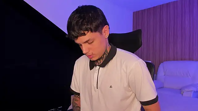 Snapshot of Declan-Fox chatting on 10-11-25, 12:36 Declan-Fox online show from 10-11-25, 12:36