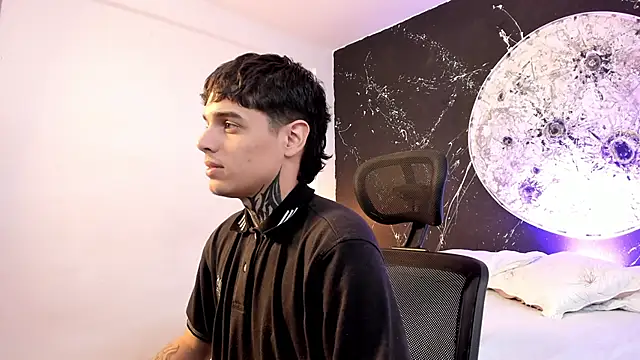 Snapshot of Declan-Fox chatting on 10-12-25, 12:15 Declan-Fox online show from 10-12-25, 12:15