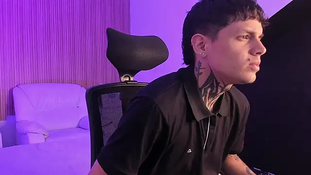 Snapshot of Declan-Fox chatting on 10-13-25, 01:00 Declan-Fox online show from 10-13-25, 01:00