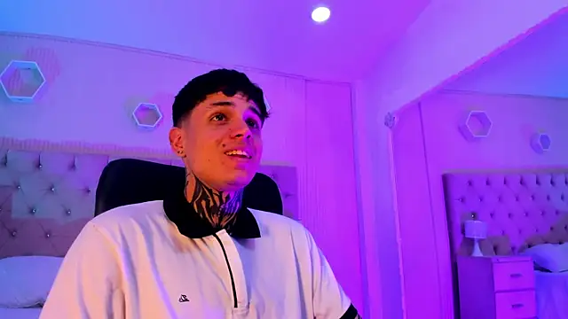 Snapshot of Declan-Fox chatting on 10-18-25, 04:48 Declan-Fox online show from 10-18-25, 04:48