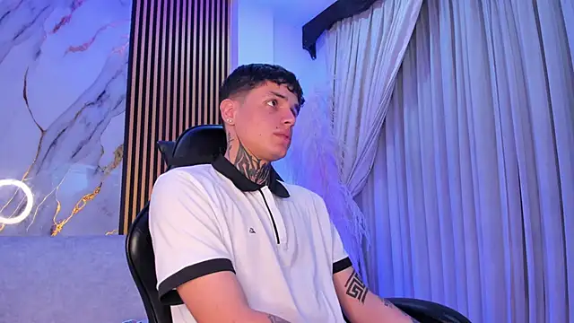 Snapshot of Declan-Fox chatting on 10-23-25, 05:07 Declan-Fox online show from 10-23-25, 05:07