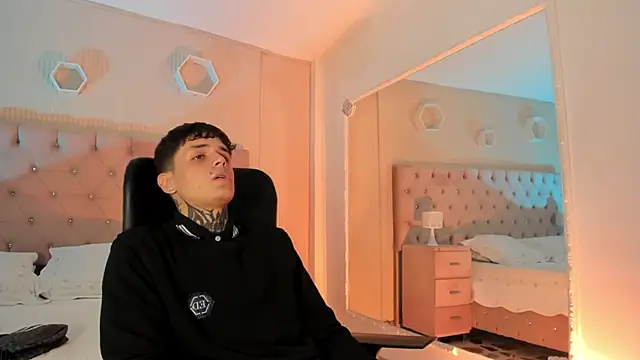 Snapshot of Declan-Fox chatting on 10-27-25, 04:05 Declan-Fox online show from 10-27-25, 04:05