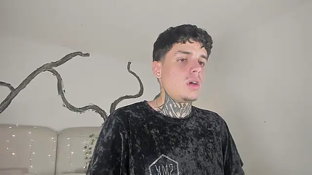 Snapshot of Declan-Fox chatting on 11-23-25, 05:18 Declan-Fox online show from 11-23-25, 05:18