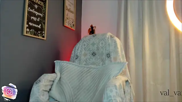 Snapshot of val_varago chatting on 06-11-26, 12:32 val varago online show from 06-11-26, 12:32