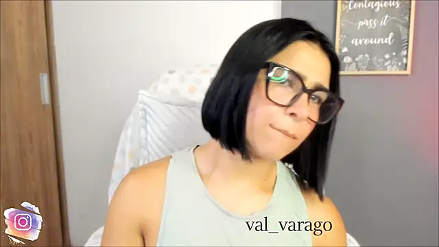 Snapshot of val_varago chatting on 06-19-26, 01:21 val varago online show from 06-19-26, 01:21
