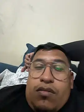 Snapshot of dannybs05 chatting on 11-11-25, 04:34 dannybs05 online show from 11-11-25, 04:34