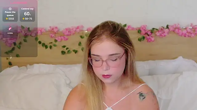 Lilith Bonheur online show from 12-16-25, 10:04