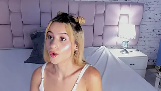 ChloeLaurentt online show from 10-18-25, 04:37