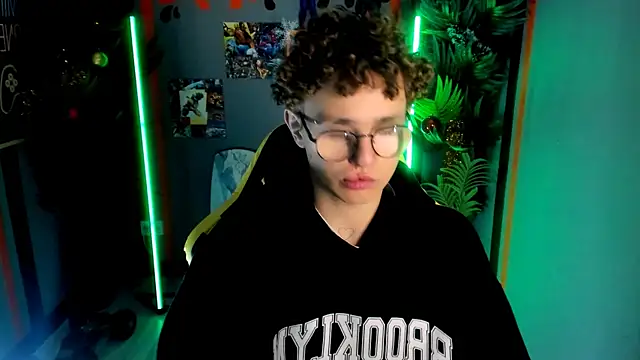 Snapshot of NathanCurl chatting on 12-21-25, 10:33 NathanCurl online show from 12-21-25, 10:33