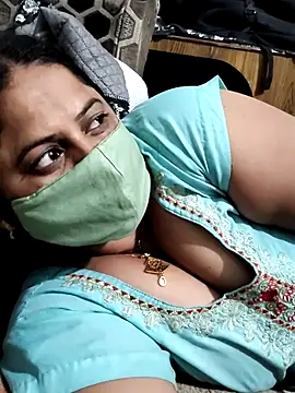 Snapshot of Mmm143 chatting on 10-14-25, 05:14 Mmm143 online show from 10-14-25, 05:14