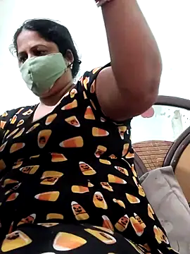 Snapshot of Mmm143 chatting on 10-19-25, 09:43 Mmm143 online show from 10-19-25, 09:43