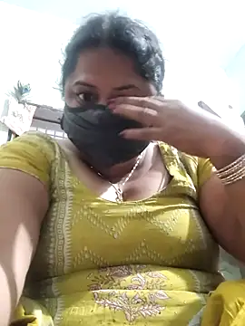 Snapshot of Mmm143 chatting on 10-26-25, 01:00 Mmm143 online show from 10-26-25, 01:00