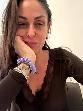 Snapshot of ainaht chatting on 12-15-25, 02:21 ainaht online show from 12-15-25, 02:21